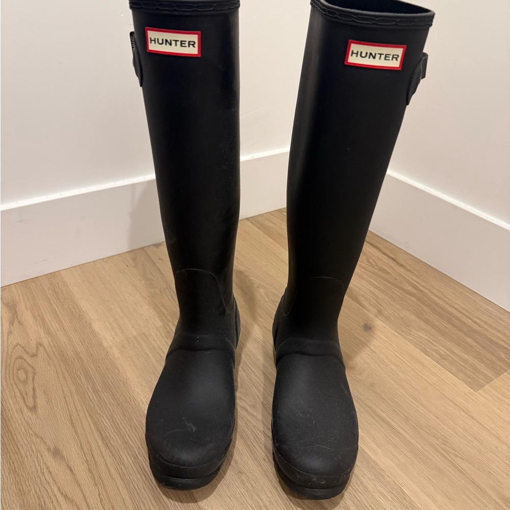 Hunter Classic Black Waterproof Boots - Picture 2 of 3